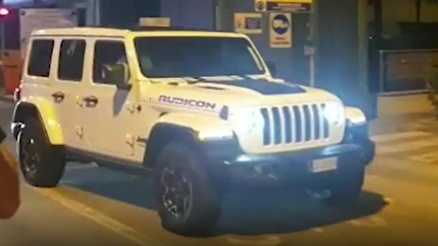 Video Juve, Di Maria lascia l'aeroporto di Torino a bordo di una jeep bianca