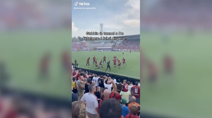 Video Milan, Gabbia fa tunnel a De Ketelaere e lui si dispera