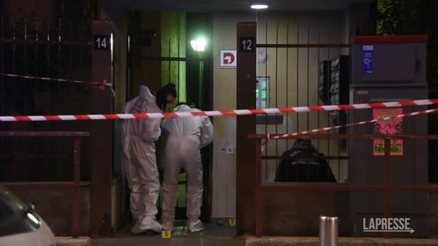 Milano, i rilievi della scientifica sotto casa dell'ultrà Inter ucciso