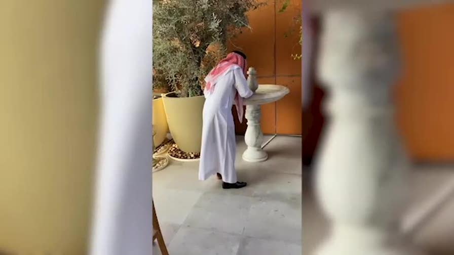 Evra in versione sceicco: piede scalzo e ballo scatenato