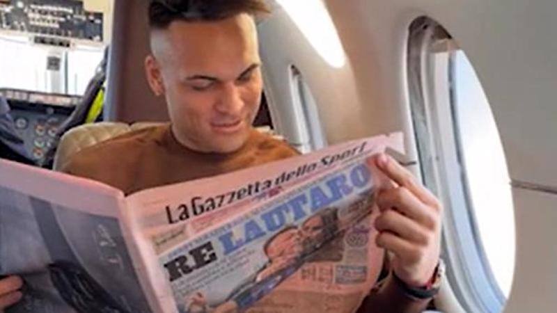 Video Instagram, Lautaro Martinez dopo il derby: in volo con la Gazzetta- Video  Gazzetta.it