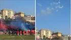 Striscioni, fumogeni e fuochi d'artificio: Genoa, l'accoglienza dei tifosi all'allenamento