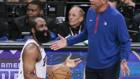 Nervi tesi, tecnici e Harden espulso: Phila va 3-0 sui Nets