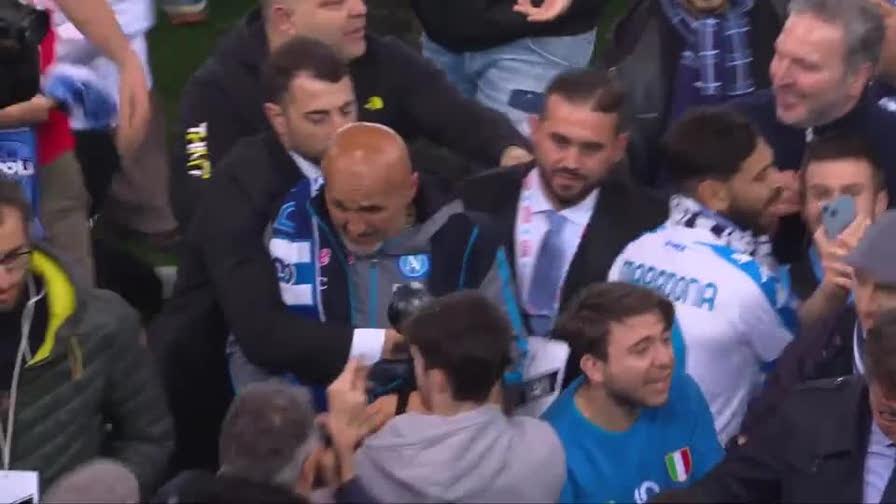Toccano la pelata di Spalletti, poi assalgono Lozano: il delirio dei tifosi al triplice fischio