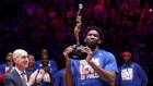 Embiid alza il trofeo, la serata magica di Durant e Booker: gli highlights