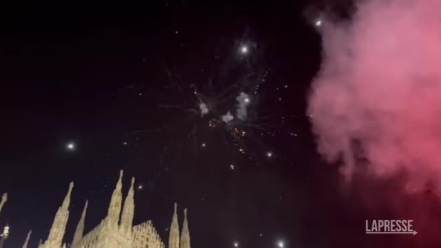 Inter, fuochi d'artificio in piazza Duomo a Milano: la gioia dei tifosi