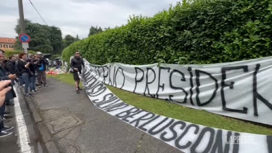 Berlusconi, anche gli ultrà Juve lo ricordano con uno striscione: "Immenso"