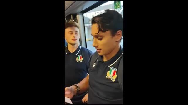 Mondiali rugby, gli azzurri arrivano in Francia cantando "L'italiano"